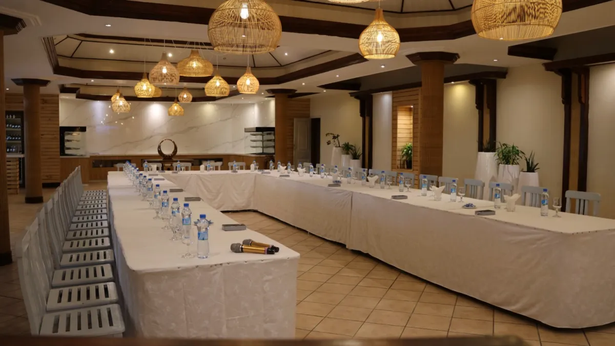 Konferenztisch mit Mikrofon und Gedecken