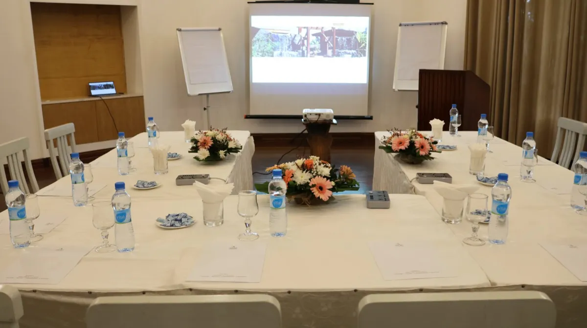 VIP-Besprechungsraum mit Projektor und Flipcharts