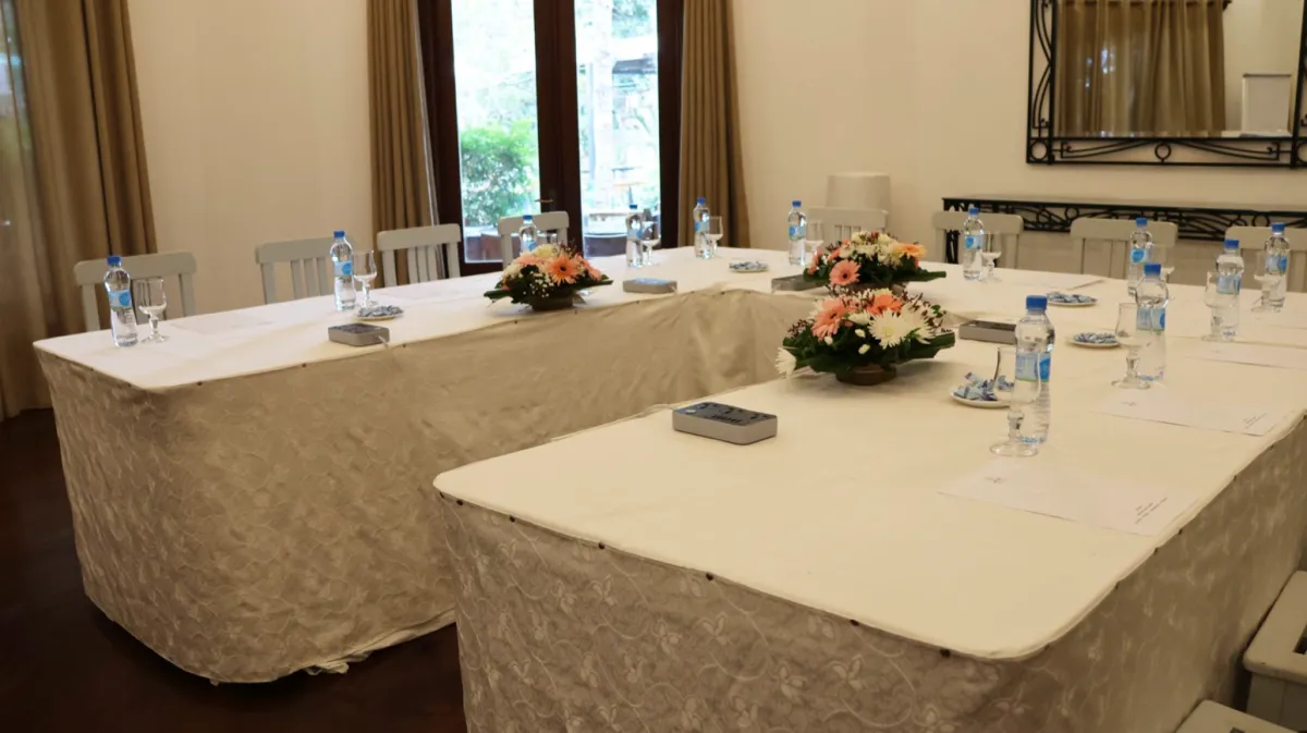 VIP-Raum mit natürlichem Licht durch Gartentüren